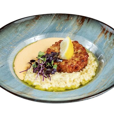 Птитим с креветочно-лососевой котлетой и соусом том ям в Грин по цене 1525 ₽