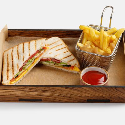 Клаб сэндвич с курицей и картофелем фри в Coffee Boom по цене 900 ₽