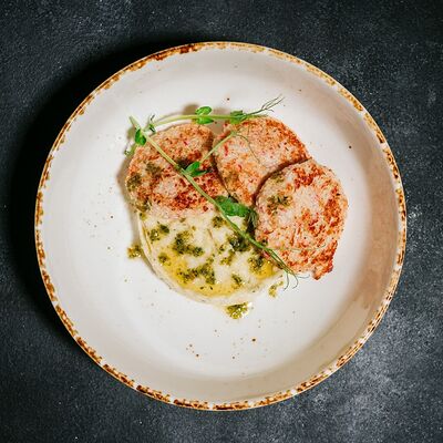 Котлеты из краба с картофельным пюре в PANORAMA по цене 620 ₽