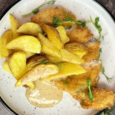 Куриный шницель с картофелем по-деревенски в Рива Рум лаунж бар по цене 495 ₽