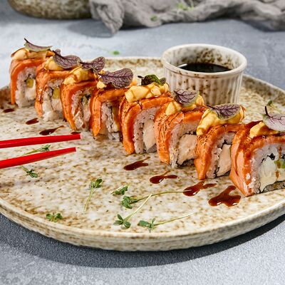 Опаленная Филадельфия с авокадо и соусом манго-чили в Гастробар DOM по цене 650