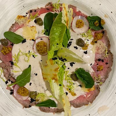 Вителло тоннато с ростбифом в Караоке Соло по цене 820 ₽