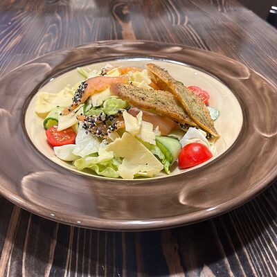 Салат с семгой и трюфельным сыромв Бардак Бар по цене 630 ₽