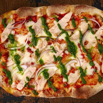 Пицца римская с курицей и соусом песто в Пицца паста и баста по цене 649 ₽