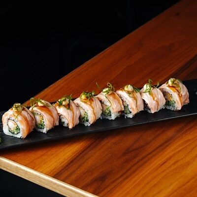 Ролл с лососем и трюфельным соусом в Buba Sushi по цене 1480 ₽