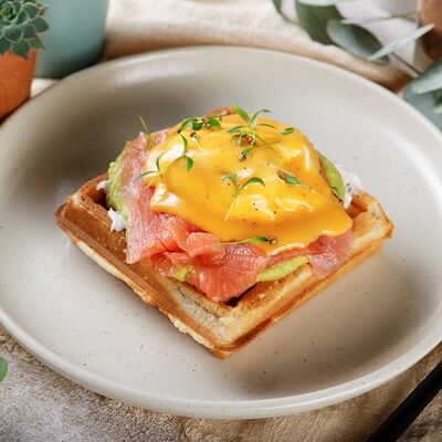 Пашот на вафле в Kristof Coffee and Kitchen по цене 830 ₽