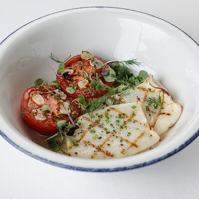 Кальмары, запеченные с томатамив Aquamarine по цене 1400 ₽