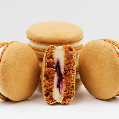 Макарон ягодный медовик в Etika Bistro по цене 175 ₽