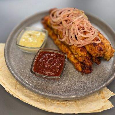 Сет кебабов (3 персоны) в Мужчина готовит по цене 1900 ₽