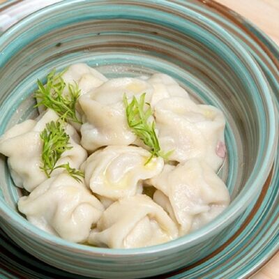 Пельмени Кинза-дза с соусом сацебели в Хлебное ухо по цене 620 ₽