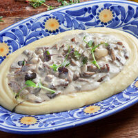 Бефстроганов с картофельным пюре в Болоньетта