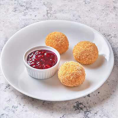 Хрустящие шарики из сыра сулугуни с ягодным соусом в Ресторан Арбат по цене 590 ₽