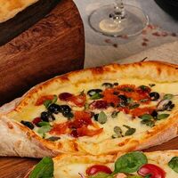 Пиде с сыром и колбаскамив Hookah time