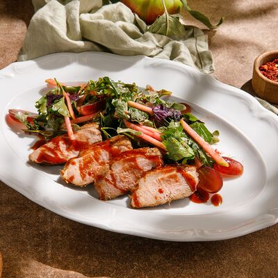 Салат с утиной грудкой в Хочу харчо по цене 790 ₽