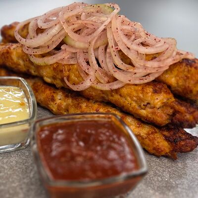 Люля-кебаб свиной (1 шт.) в Мужчина готовит по цене 330 ₽