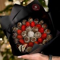 Клубника в шоколаде букет Blackв Sweetness