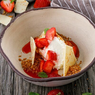 Шоколадный ганаш с сулугуни и клубникой в Пряности & Радости на Васильевском по цене 420