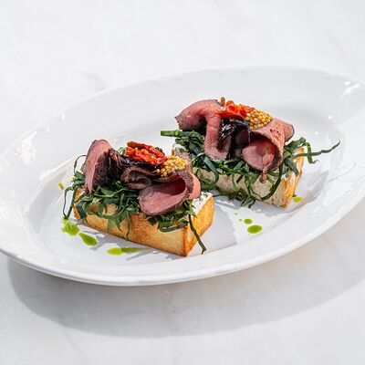 Брускетты с запеченной говядиной и карамелизированным луком в Brasserie Lambic по цене 730 ₽