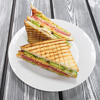 Клаб-сэндвич вегетарианский в Гиро пицца халяль по цене 220 ₽