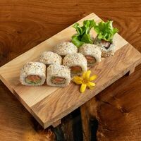 Ролл Аляска в кунжуте в Sushi White Pro