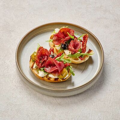 Брускетта с вяленой уткой в Пеперончино по цене 495 ₽