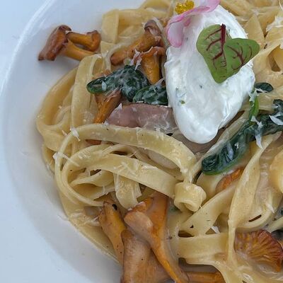 Паста с лисичками, шпинатом и нежным сыром в Острова по цене 490 ₽