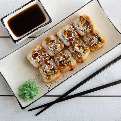 Ролл в темпуре Угорь в 4 Лосося по цене 509