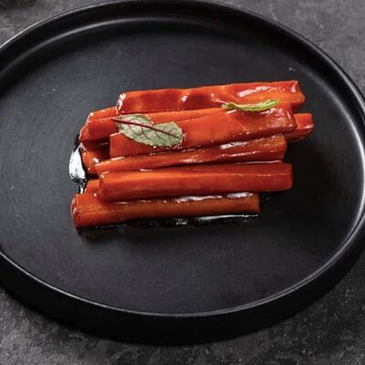 Запеченная морковь с фирменным соусом в Пламя и Вино по цене 390 ₽