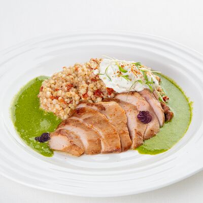 Индейка с гарниром из зеленой гречки, козьим сыром и песто из кейла в Gallery to go по цене 1370 ₽