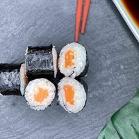 Ролл с лососем в Гастробар DOM