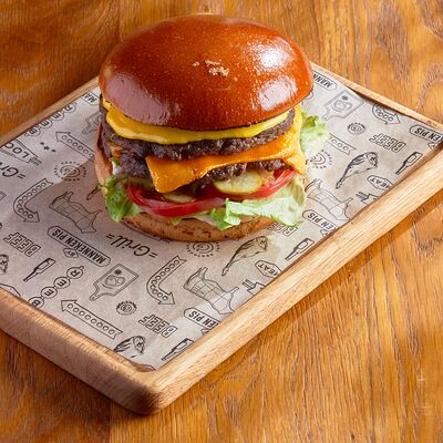 Большой классический барбекю-бургер в BBQ beer restaurant по цене 1070 ₽