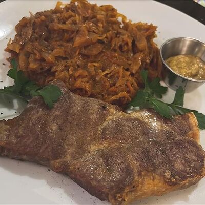 Жареная шейка с тушеной капустой в Генрих и Генриетта по цене 420 ₽