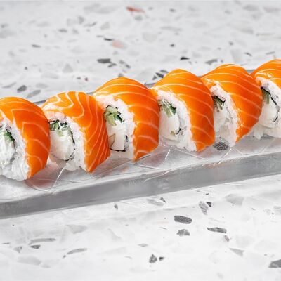 Ролл Филадельфия с лососем, огурцом и сливочным сыром в BEERMAN&Schlitz по цене 890 ₽