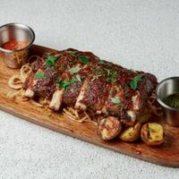 Томленое свиное ребро, глазированное в соусе BBQ Канзас-Сити в Рестобар Публика