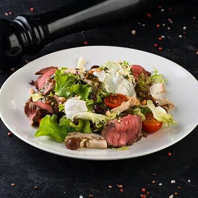 Салат с ростбифом и соус нисуазв Catch по цене 39 р.