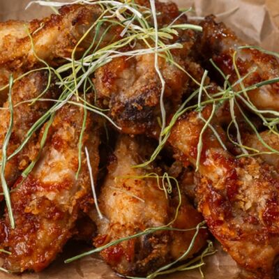 Куриные крылья с соусом в НУАР по цене 450 ₽