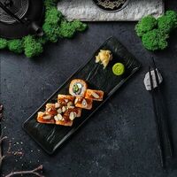 Ролл Мураками с опалённым лососем в Feromon