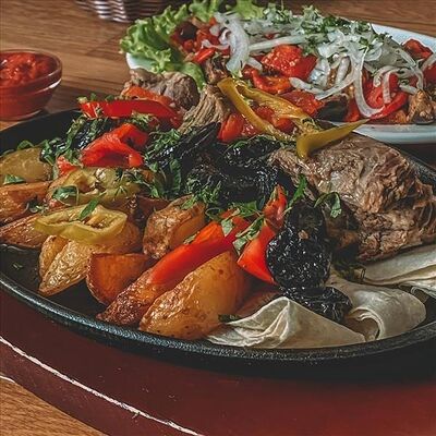 Сковородочка по-деревенски из говяжьих ребрышек в Соль & Перец по цене 627 ₽