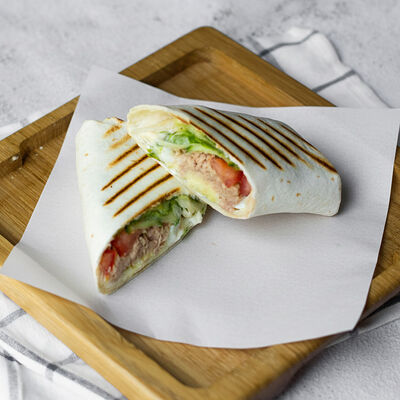 Ролл с овощами и тунцом в Тревеллерс кофе по цене 389 ₽