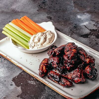 Куриные крылья барбекю Б порция в Torro Grill по цене 1420 ₽