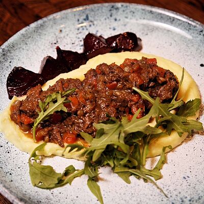 Томленые говяжьи щечки с картофельным пюре в Рога Лося по цене 410 ₽