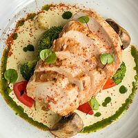 Цыплёнок Су-Вид с муссом из кукурузы и овощами гриль в More More