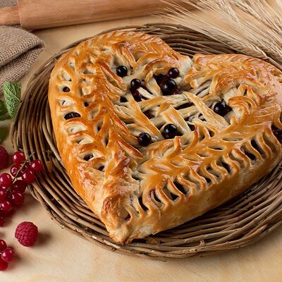 Сердце-пирог Ягодное ассорти в Пироговая лавка по цене 3160 ₽