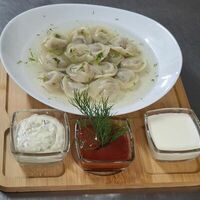 Пельмени самолепные с бульоном и сметаной в Байхан