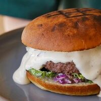 Бургер в Кафе Май