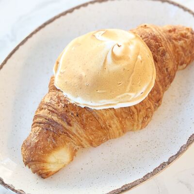 Круассан с Лимонным кремом и Меренгой в ILZI по цене 320 ₽