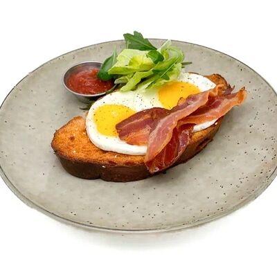 Домашняя бриошь с хрустящим беконом и яичницей в Garage по цене 490 ₽