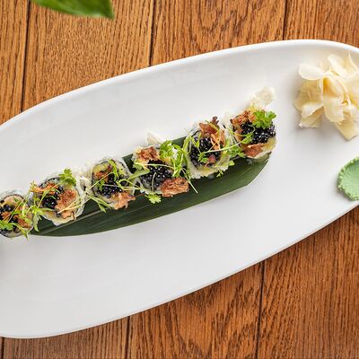 Теплый ролл с лососем, икрой палтус и копченой грушей в Колбасный цехМагадан по цене 1090 ₽