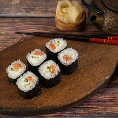 Лосось, сыр, огурец в Японский городовой 64 по цене 180 ₽