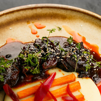 Томленые говяжьи щеки в Tre/Quarti по цене 990 ₽